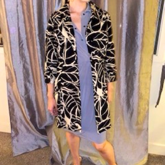 Anne Klein fitted lightweight three button coat - Picture 2 of 5